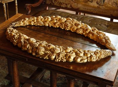 une table en bois sur laquelle est posée une couronne de fleurs