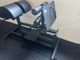 une machine posée sur le sol de la pièce