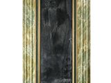 une photo d'un miroir encadré d'or accroché au mur