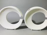 deux sculptures blanches posées sur une table