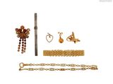 un assortiment de bijoux en or comprenant un bracelet, une bague et une boucle d'oreille