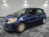 la voiture bleue est garée dans le garage sur le sol en damier