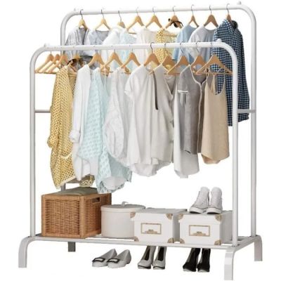 une photo d'un portant avec des vêtements accrochés dessus