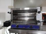 une image d'un four commercial dans une cuisine commerciale