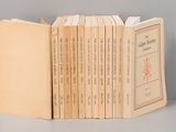 plusieurs livres sont empilés sur une table