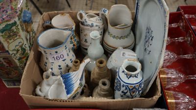 une boîte contenant de nombreux types de vases différents