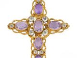 un pendentif en forme de croix en améthorate et diamant