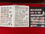 un livre orné de timbres, posé sur une table rouge