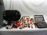 une table sur laquelle sont posés divers outils et un sac