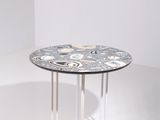 une table dotée d'un plateau en verre et d'un piètement en métal