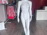 un mannequin dans un magasin de vêtements, avec des vêtements exposés