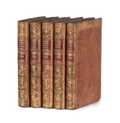 une pile de cinq livres posés les uns sur les autres sur une surface blanche