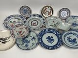 un grand nombre d'assiettes posées sur une table