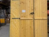deux portes en bois qui se trouvent dans un entrepôt