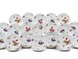 une image représentant une pile d'assiettes ornées de fleurs