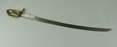 une petite épée posée sur une table