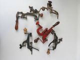 tout un tas d'outils de plomberie de toutes sortes accrochés au mur