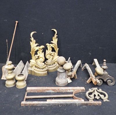 de nombreux objets anciens posés sur une table