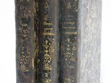 deux vieux livres sont empilés l'un sur l'autre sur une surface blanche