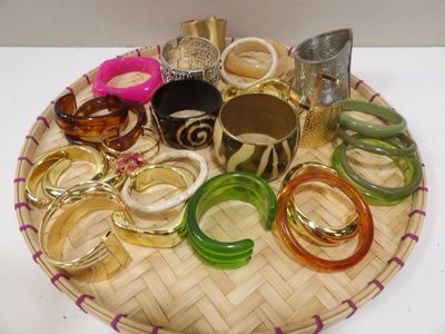 un plateau sur lequel sont disposés de nombreux bracelets de différentes couleurs