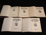 Six livres sont alignés sur une table devant un fond noir.