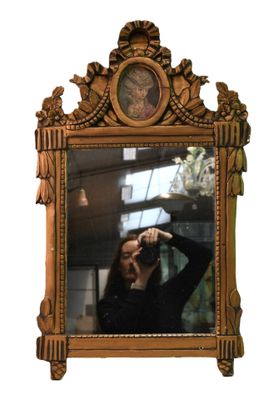 une femme se prenant en photo dans un miroir
