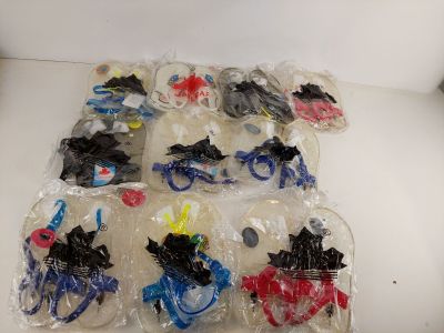 beaucoup de jouets en plastique posés sur une table