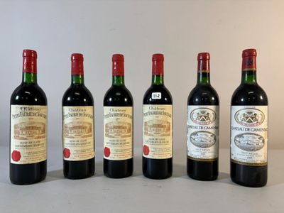 six bouteilles de vin sont alignées sur une table