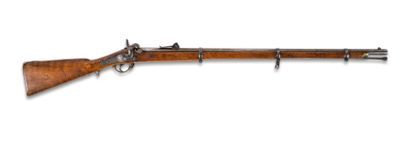 un vieux fusil accroché au mur, avec un canon en bois