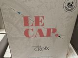 une boîte sur laquelle est représenté un chat assis