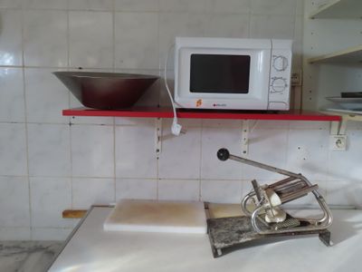 un micro-ondes et un saladier posés sur le plan de travail d'une cuisine