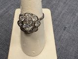 un gros plan d'une bague posée sur un présentoir, sur une table