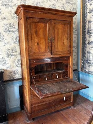 un bureau en bois surmonté d'une étagère en bois
