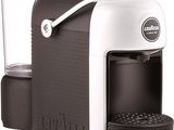 une image représentant une cafetière avec un verre