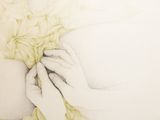 un dessin représentant une femme tenant une fleur dans ses mains
