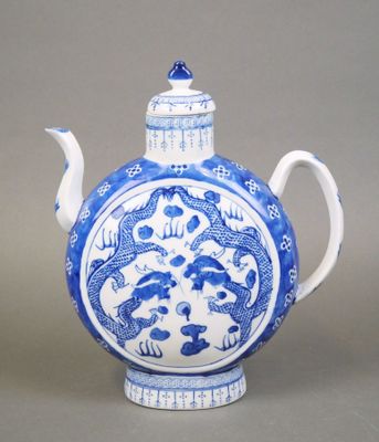 CHINE Importante théière, la panse de forme gourde en porcel…