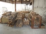 un gros tas de bois entreposé dans un entrepôt