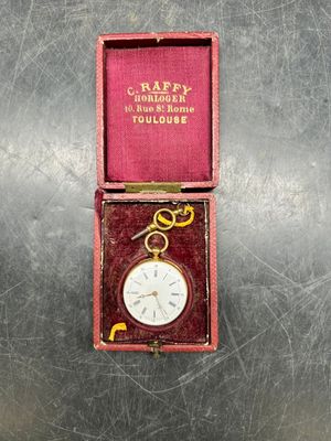 une petite boîte contenant une montre de poche