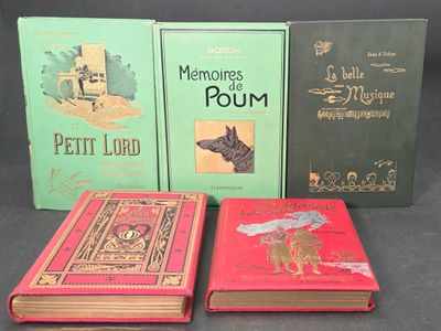 trois livres sont posés l'un à côté de l'autre sur une table