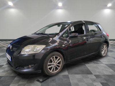 la photo d'une voiture noire garée dans un garage