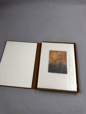 une photo d'un livre ouvert posé sur une table