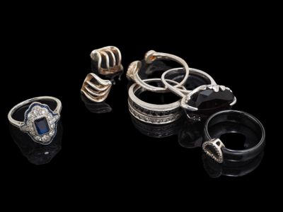 un ensemble d'anneaux et de cercles sur une surface noire
