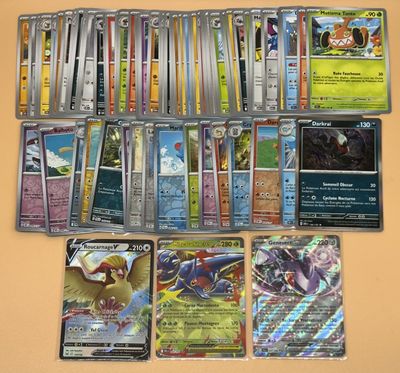 beaucoup de cartes pokemon sur la table
