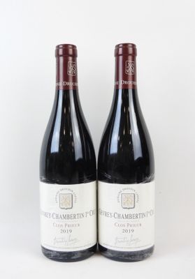 deux bouteilles de vin rouge posées l'une à côté de l'autre sur une surface blanche