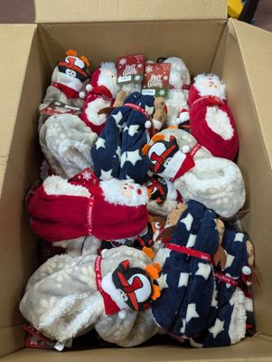 une boîte en carton remplie de chaussettes et de mitaines à vendre