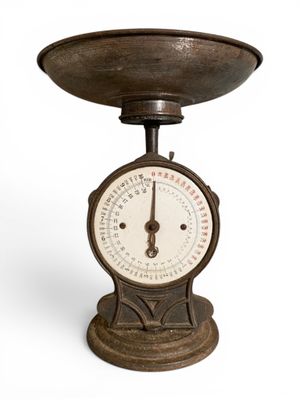Balance pied en fonte, cadran émaillé marqué MG.