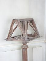 LUTRIN en chêne mouluré et sculpté reposant sur un piétement… (photo 2)