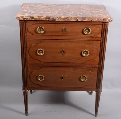 commode ancienne avec dessus en marbre et poignées en laiton