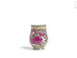un vase orné d'une fleur rose sur un fond blanc
