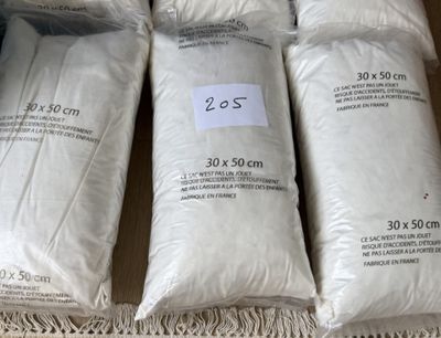 plusieurs sacs de riz posés les uns à côté des autres sur une table